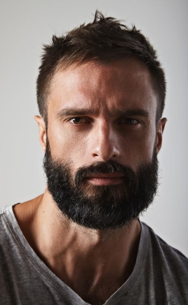 Una barba corta può ammorbidire un viso spigoloso