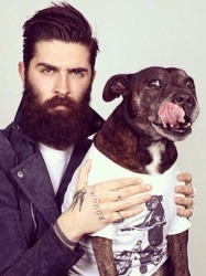 Uomo con la barba e un cane